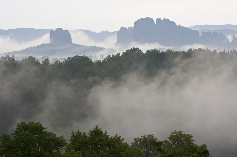 Blick auf die Schrammsteine nach dem Regen