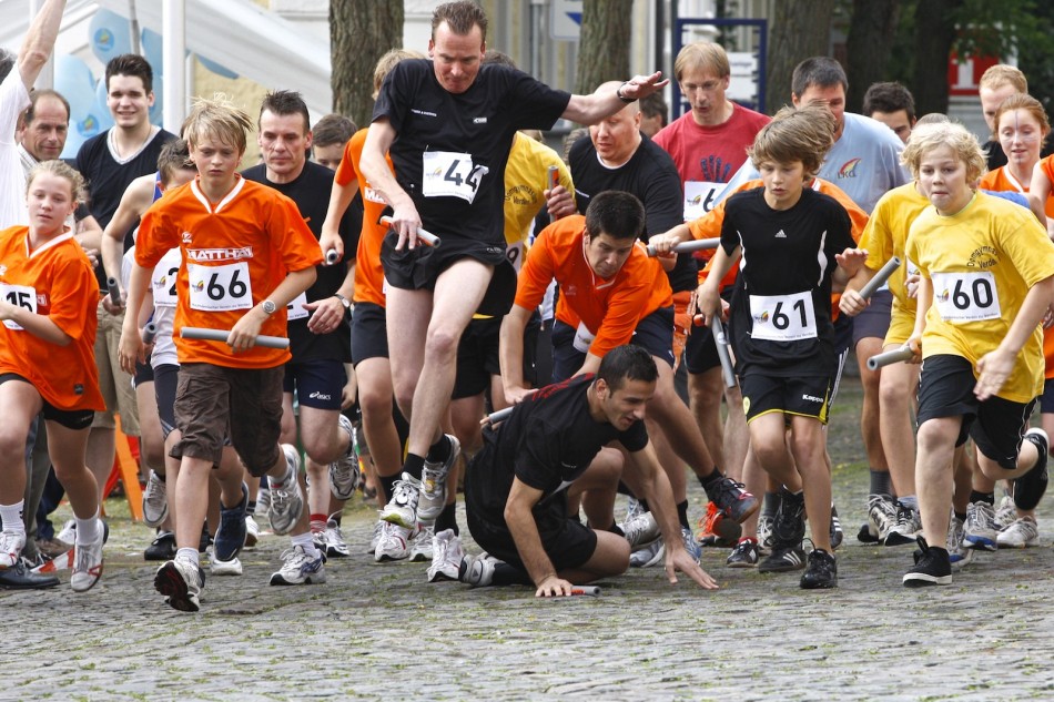 Turbulenter Start der 3 x 1 km Stadtstaffel beim Verdener Aller-Stadtlauf 2011