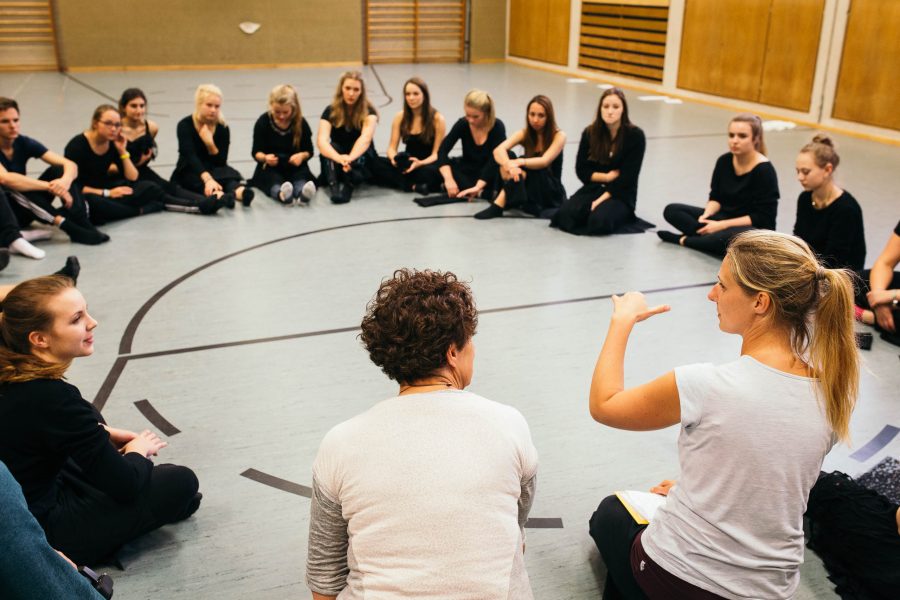 Proben zu "Tanz macht Schule" im Gymnasium am Wall Verden, Choreographin Alexendra Benthin